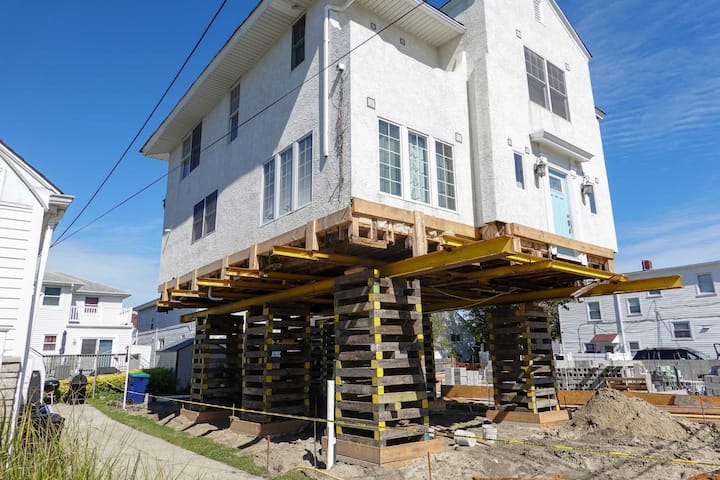 Located in Tampa, Florida, we are a company that specializes in house lifting, small distance house moving, piles and foundations.